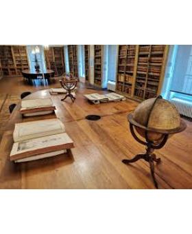 La grande salle et ses tablees
